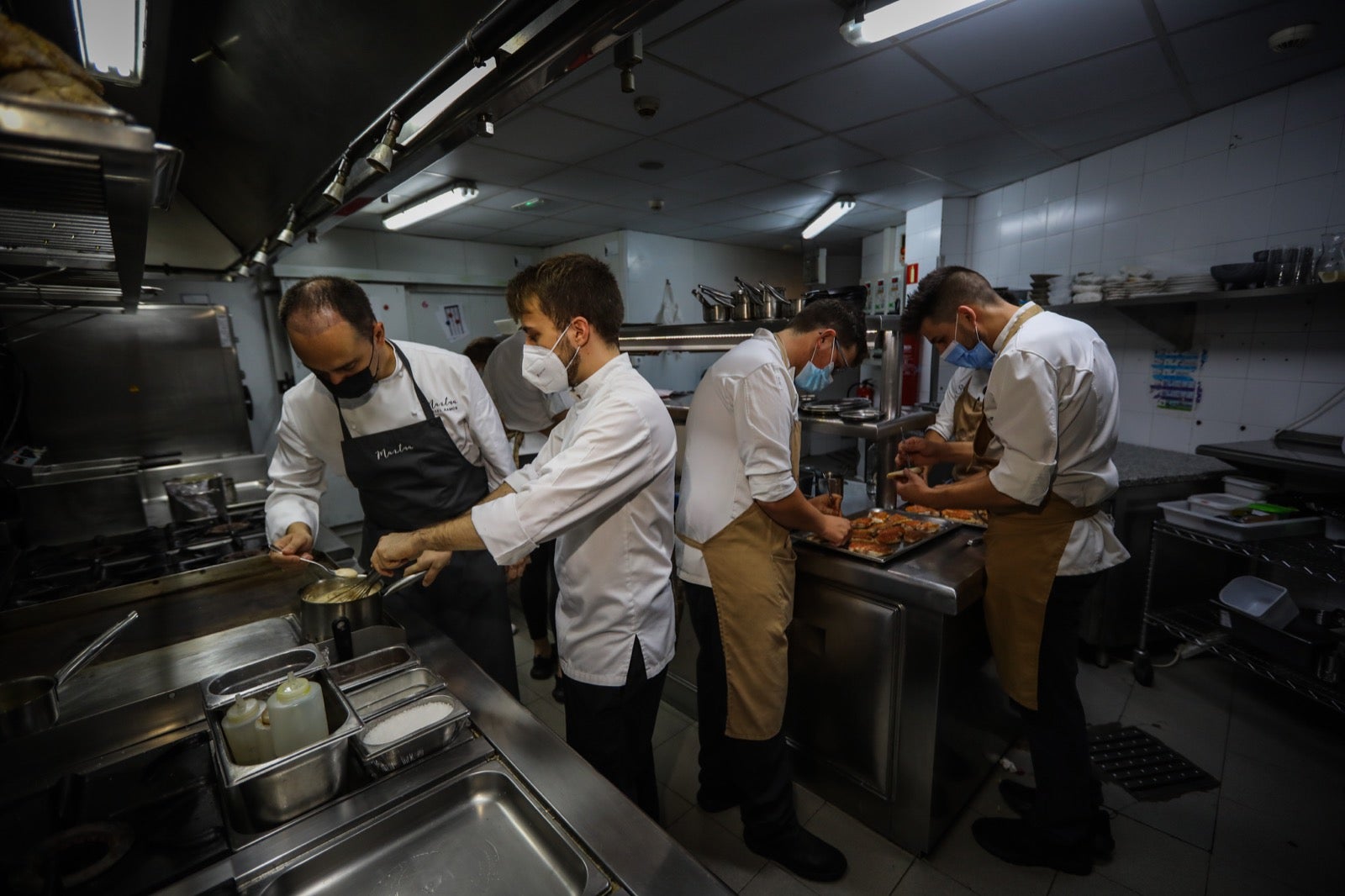 Un menú de primer nivel en un escenario de lujo.