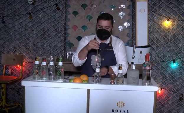 Mario Gallart durante el taller de coctelería 