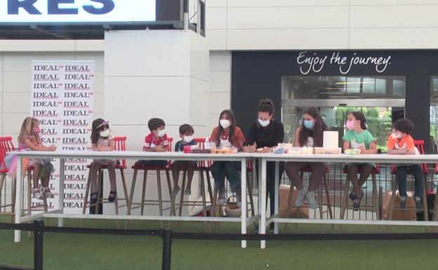 Fabiola durante el taller de cupcakes en el Centro Comercial Serrallo Plaza.