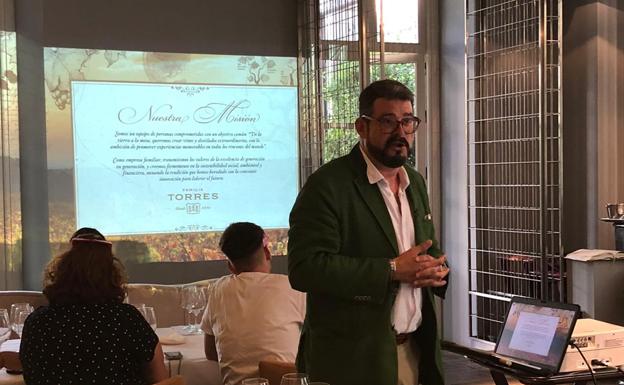Sergi Castro durante la presentación de los vinos de la cata.