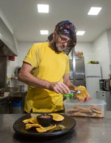 Imagen secundaria 2 - El restaurante Papaupa permite viajar a Colombia a través de su gastronomía (1) | Nachos en el Antojitos (2) | Preparando las arepas en el restaurante de fusión Papaupa, en el corazón del Realejo (3).