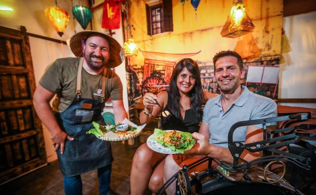 Imagen principal - Estar en It's Vietnam es como adentrarse en las calles del país (1) | El auténtico sabor de Osaka también se cocina aquí (2) l Utopía se ha convertido en la gran referencia del ramen en Granada (3) 