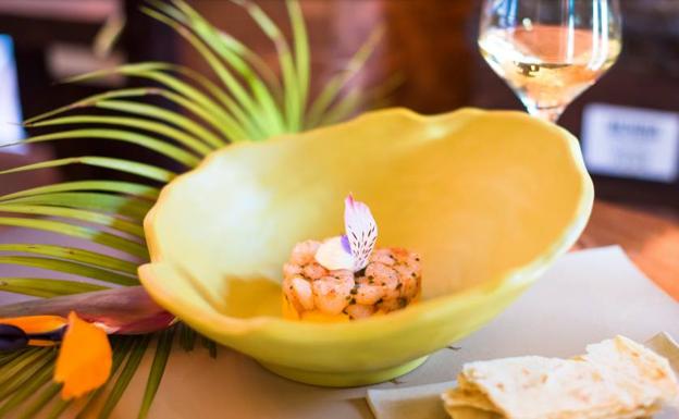 Tartar de quisquilla con mango del restaurante Zarcillo de Motril, con dos ingredientes muy simples pero que dan lugar a un intenso contraste. 