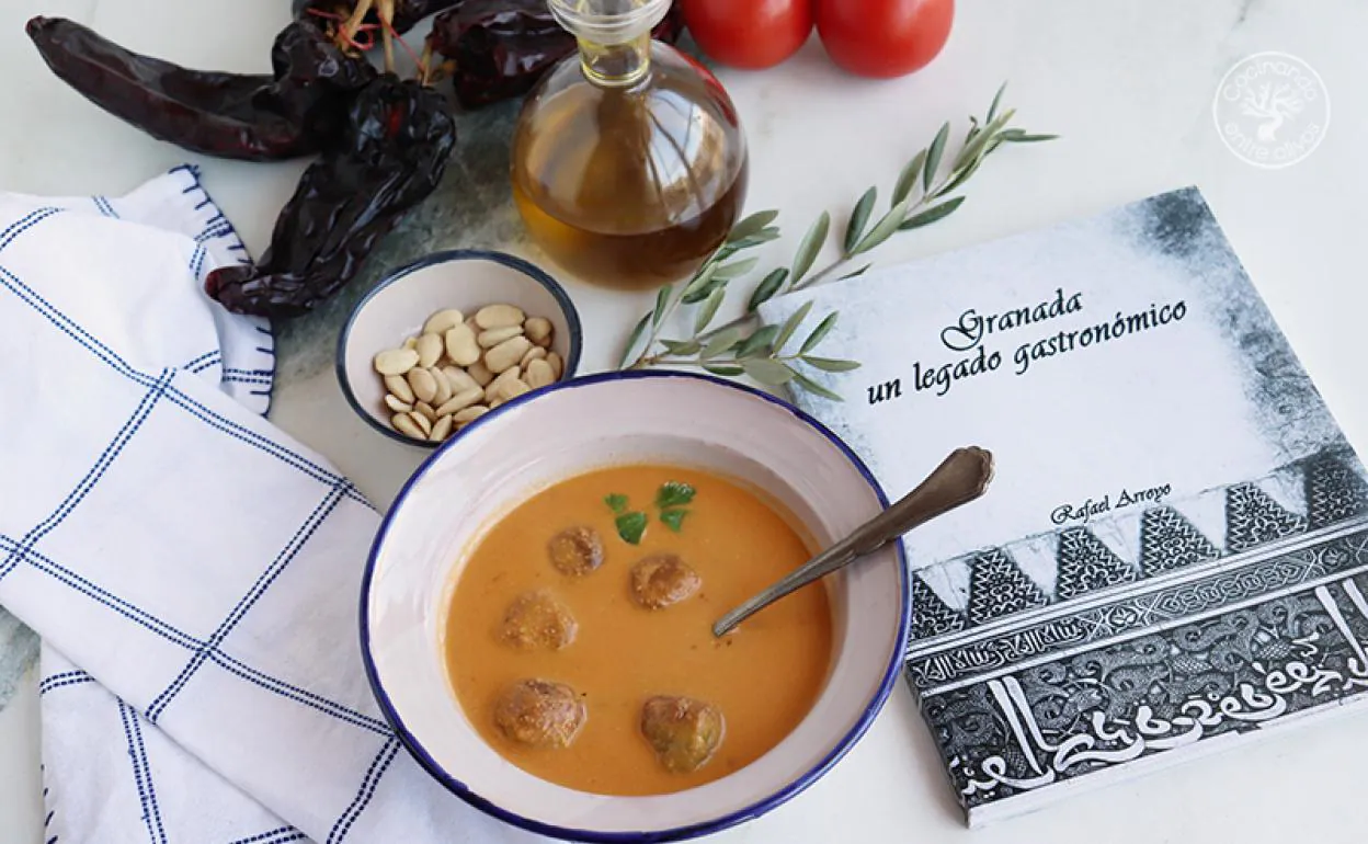 Sopa de panecillos inspirada en la tradición granadina