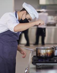 Imagen secundaria 2 - Alumnos del Centro de FP La Inmaculada, que imparte los ciclos formativos de técnico de Cocina y Gastronomía y técnico superior en Dirección de Cocina (1) | El disfrute y la motivación son factores fundamentales en la hostelería (2) | Cultivando el arte de dominar los fogones (3)