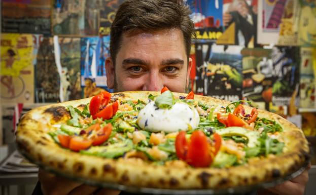 Sana y natural. Federico Federici muestra una suculenta pizza tradicional recién horneada. 
