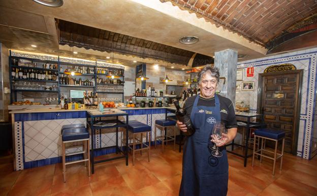 Francisco Aguilar, en su Taberna Belmonte, siempre atento a las nuevas tendencias en el mundo del vino. 