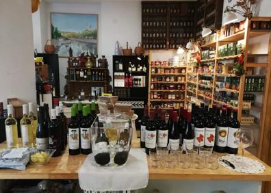 Imagen secundaria 1 - Una de las cestas navideñas de Al Sur de Granada (1) | En Contreras Selectos cuentan con una gran variedad de productos. (2) | Vajilla de colores a la venta en Yelow. (3).