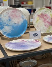 Imagen secundaria 2 - Una de las cestas navideñas de Al Sur de Granada (1) | En Contreras Selectos cuentan con una gran variedad de productos. (2) | Vajilla de colores a la venta en Yelow. (3).