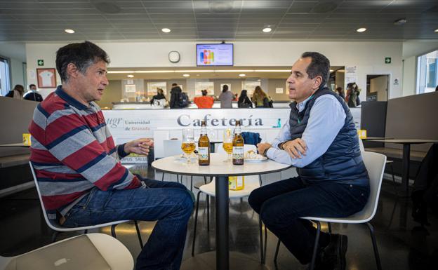 José Antonio Lorente, en la cafetería de la facultad de Medicina, defiende un comer razonable.