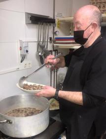 Imagen secundaria 2 - 1. Contundentes y sabrosos platos de cuchareo para disfrutar en Manigua | 2. Platos de cuchara que buscan innovar. | 3. Juan Carlos Hita en la cocina de La Casona de Santiago.