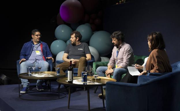 Jesús González, de La Tana, a la izquierda de la mesa sobre 'Tabernas alternativas', celebrada en The Wine Edition de Madrid Fusión.