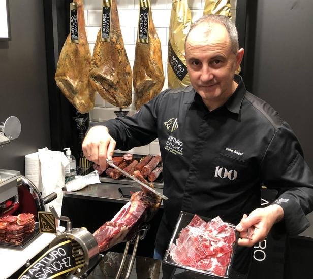 José Ángel Muñoz, cuchillo en mano.