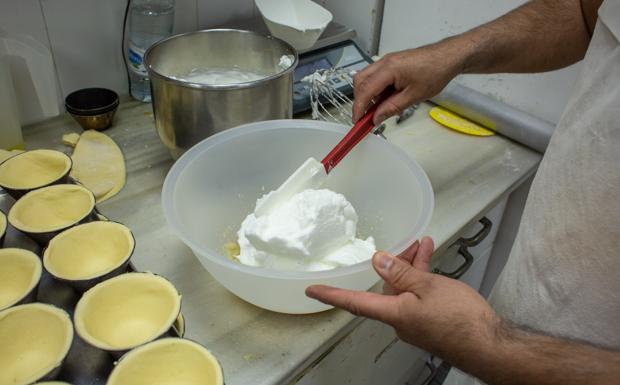Las claras a punto de nieve para la torta real. a.A. 