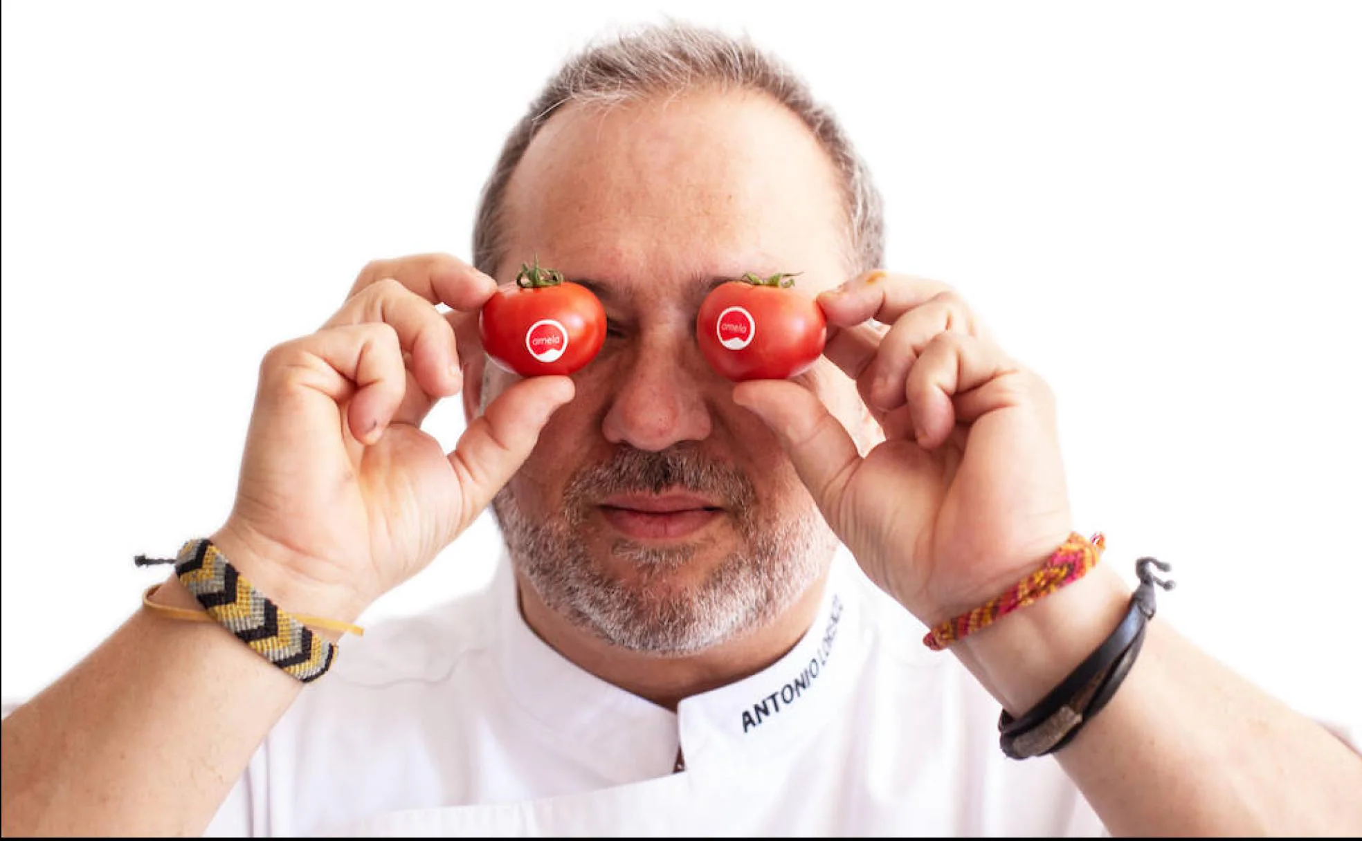 El chef Antonio Lorenzo con los multipremiados tomates Amela. 