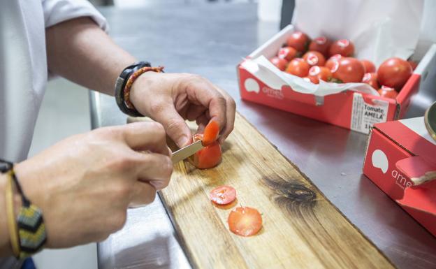 Imagen principal - 1. El cocinero Antonio Lorenzo, de El Conjuro de Calahonda, elaborando su Tomate Amela infusionado con agua de espichás y nigiri de tomate, que cautivó a expertos y críticos gastronómicos. 2. Un tratamiento culinario que potencia aún más el sabor del Amela. 3. Un tomate que se caracteriza por su carnosidad. 