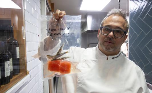 Los ingredientes se envasan al vacío para obtener agua de espichá. 