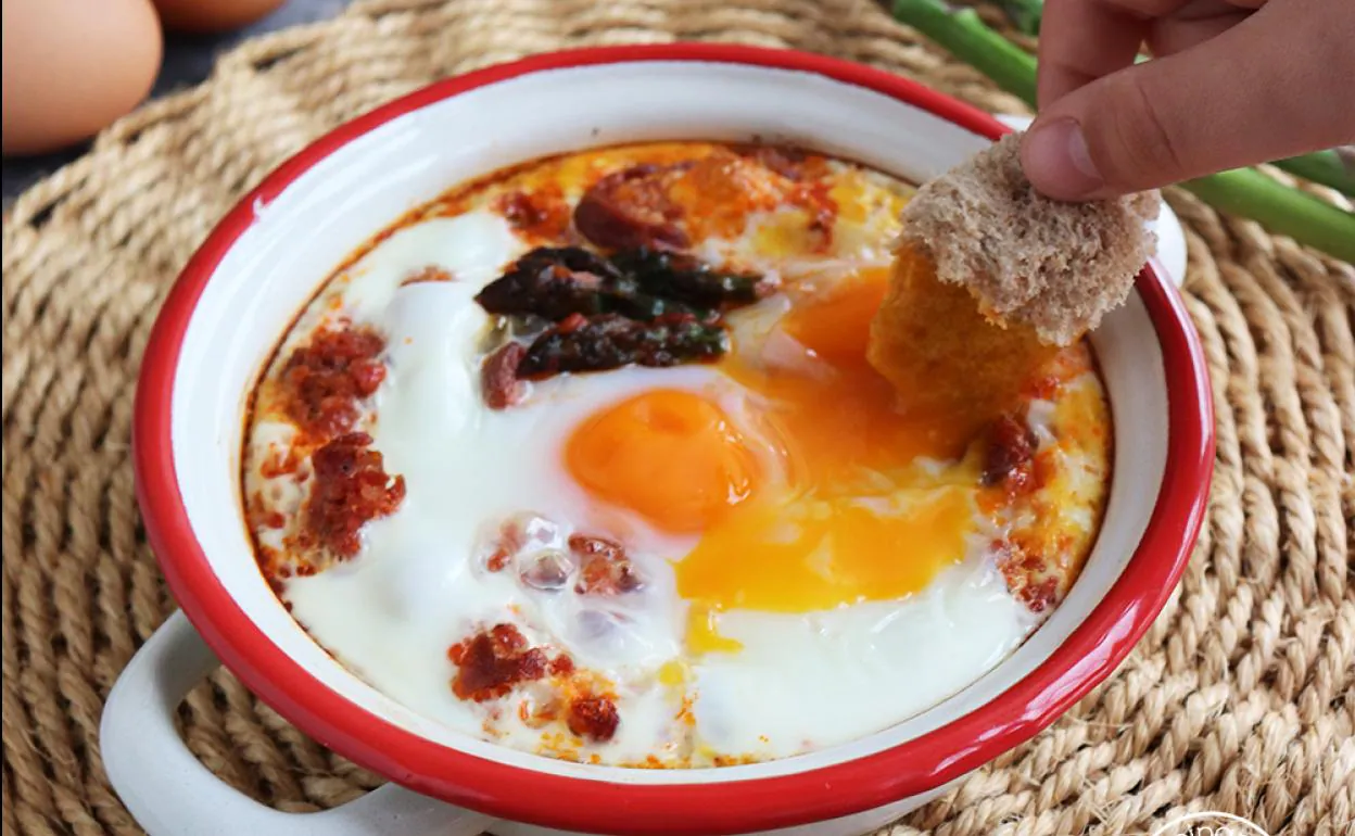 Receta de huevos al plato con espárragos verdes | Ideal