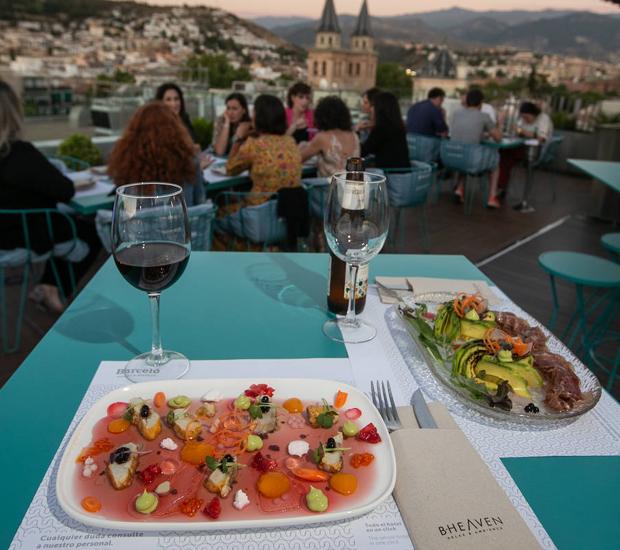 Bheaven ofrece soberbios platos y exquisitas vistas. 