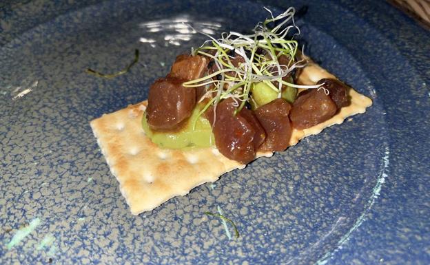 Tosta con guacamole y tartar de atún.