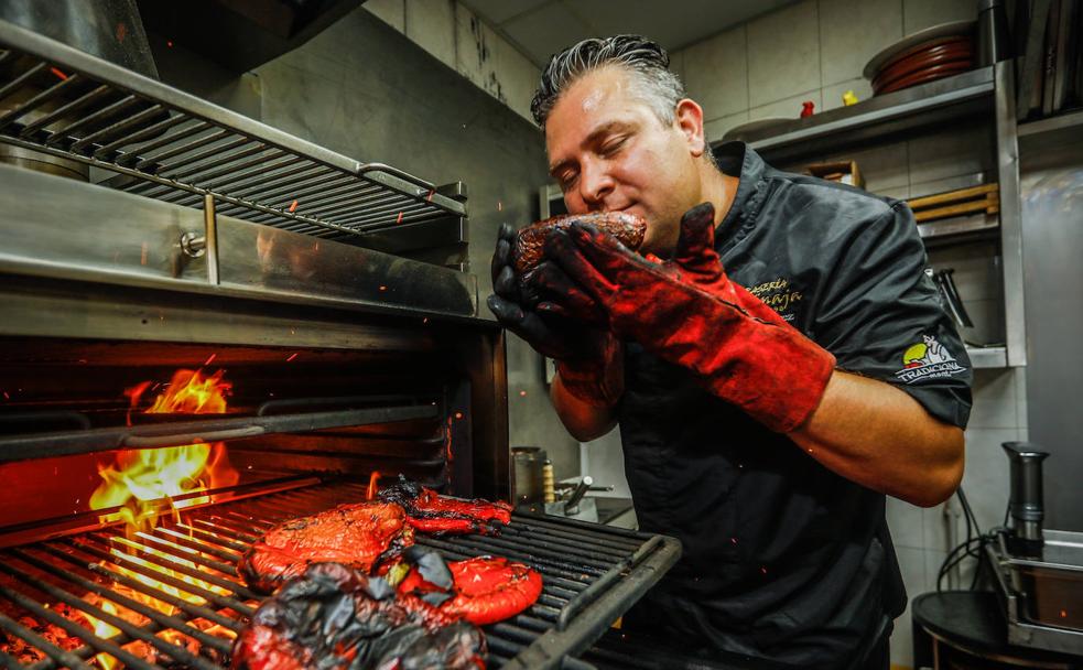 Mario Pérez recuerda a su padre, con quien aprendió a asar los pimientos.