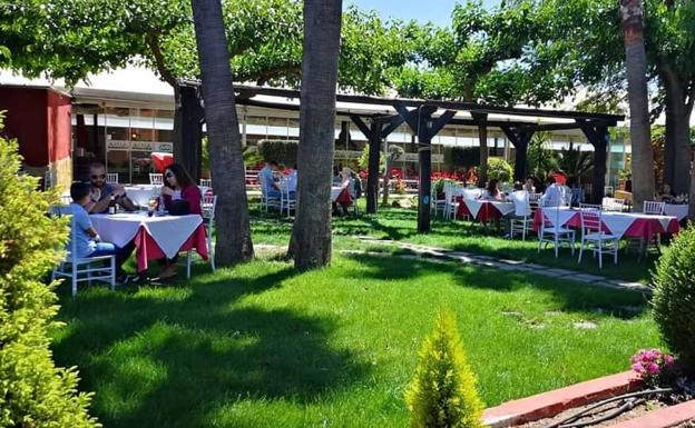 Jardines de la Pizzería Brasería El Cortijo en Huétor Vega. 