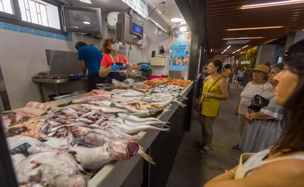 El sector del pescado es el que más presencia tiene en el mercado municipal de Motril, habida cuenta de la cercanía con la lonja pesquera. 