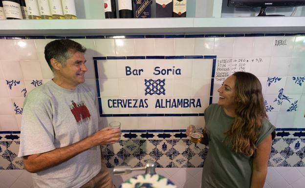 Alicia Pelegrina, tras la barra del Soria, habla de viajes, estrellas y los tomates de la huerta de Fran