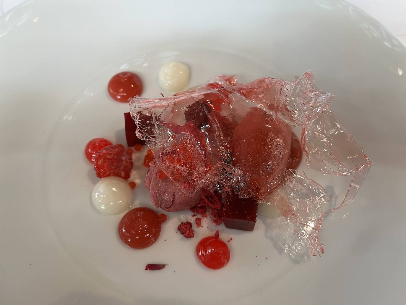 Imagen secundaria 1 - 1. Arriba, Lucía Freitas, de restaurante A Tafona, triunfó con su menú. | 2. Postre de Lucía Freitas. | 3. Plato de Bodega Hika.