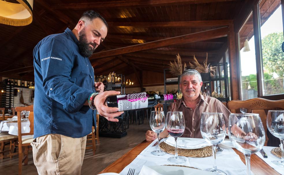 Juan Carlos Hita sirve un vino Fontedei a un cliente en su establecimiento de La Zubia./Pepe Marín