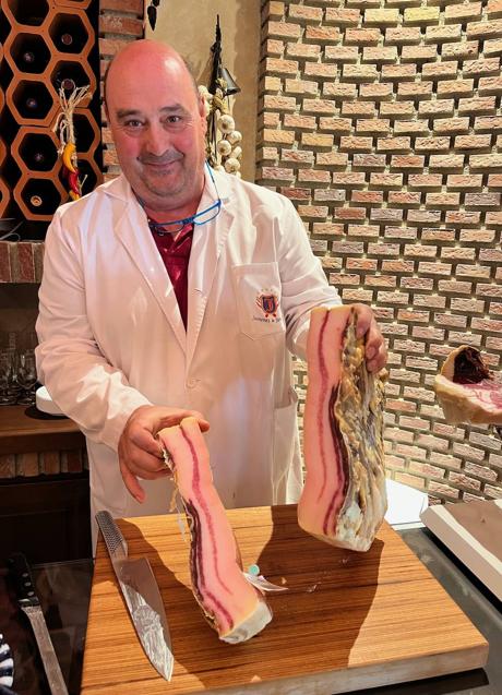 Imagen - Pepe Fernández y la panceta de Jamones de Juviles.