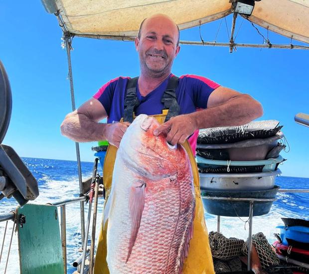 Santiago García con un pargo recién capturado. 