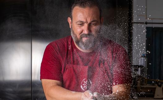 Fede Jiménez en su panadería de Motril.