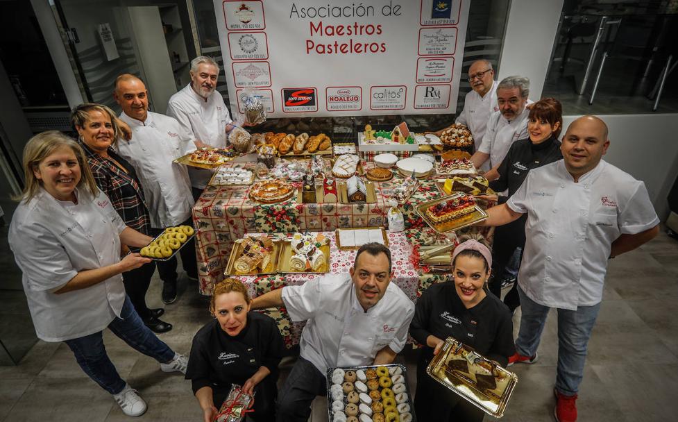 Los pasteleros de la provincia de Granada prepararon un surtido con postres navideños para una asociación social que atiende a personas en situación de exclusción social. 