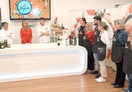 Concursantes de Fogones Granadinos frente al jurado.