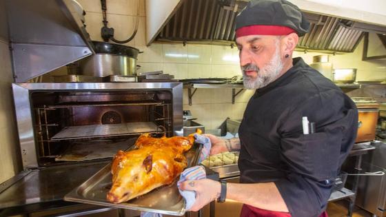 El exquisito cochinillo que se sirve en Granada por los cincuenta años del Asador Curro