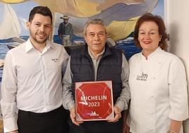 El equipo del bar FM posa con su placa de la Guía Michelin.