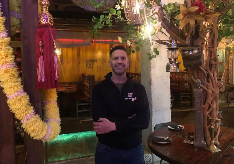 Juan Carlos posa en el salón de It's Vietnam, su restaurante ubicado en la calle Sol de Granada.