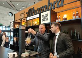 Manuel Córdoba supervisa cómo uno de los asistentes al taller se sirve una caña.