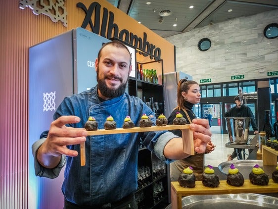 Buñuelo de calamares con alioli, lo mejor para disfrutar de una Alhambra Roja