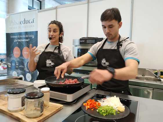 Seba y Lola preparan unas de las mejores empanadas que se pueden probar en la ciudad de Granada.