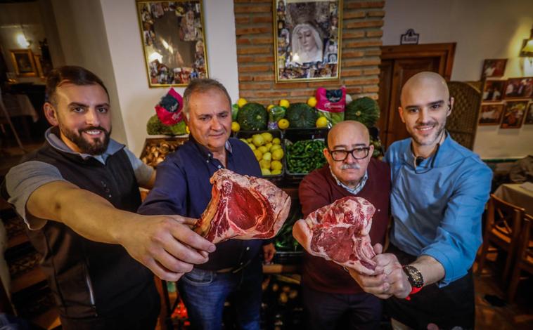 Imagen principal - Antonio, padre e hijo, de Cortijo Luján; y Paco y Santi, de Braserito, con un par de chuletas pajunas. La chuleta ya en la mesa. Una res en Cortijo Luján.