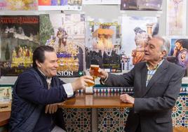 Ambiente cofrad en el Bar León.