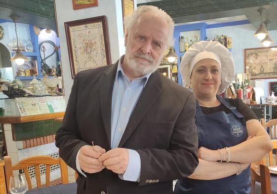 Manuel y Cristina en el salón de su restaurante ubicado en la Chana.