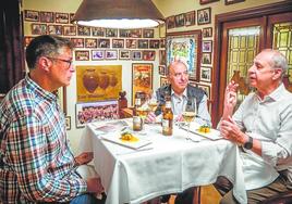 Emilio Martínez y José Álvarez comparten un rato de tertulia en Restaurante Las Tinajas.