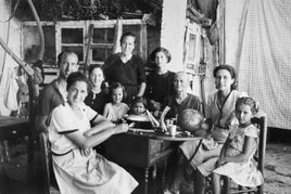 Familia reunida para comer (España, años 20).