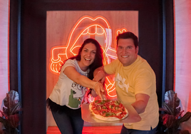 Teresa y Carlos en su nuevo negocio en Granada, la Pinsería di Como.