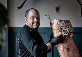 Kiko Villanueva junto a una de las piezas de carne de su restaurante.
