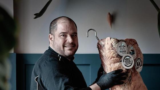 El venezolano que sirve la carne más selecta de Granada