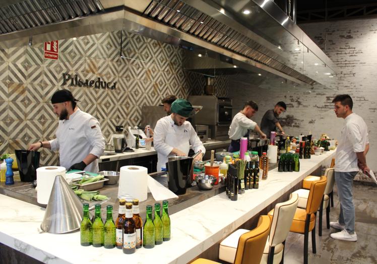 Imagen principal - Diferentes momentos del concurso gastronómico y los tres finalistas de esta edición